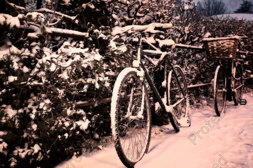 6H1C1367 
 Bicycles 
 Keywords: winter, bicycle, snow, basket monochrome