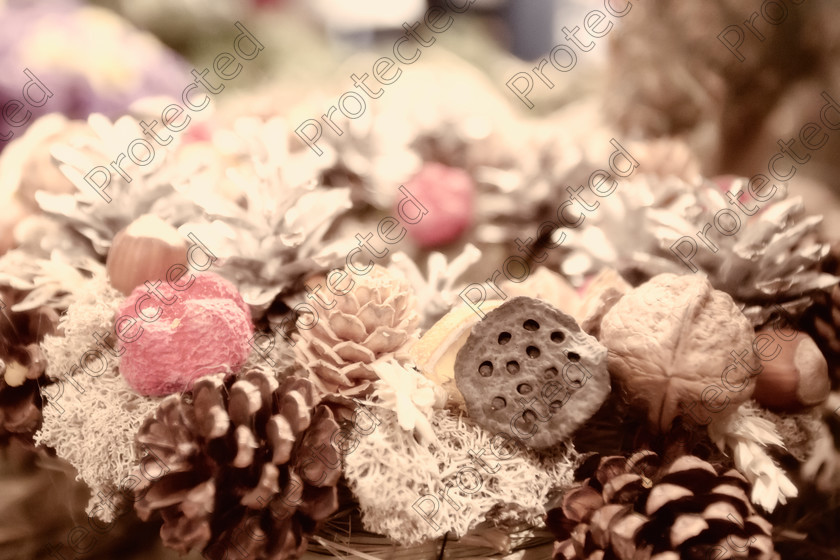 6H1C1139 
 Christmas wreath 
 Keywords: flower, christmas, decoration, wreath, pine cones